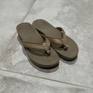 Grey/beigey Vionic flip flops